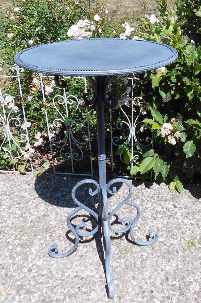 Verzierter, stabiler Stehtisch Landhausstil Eisentisch Terrassentisch